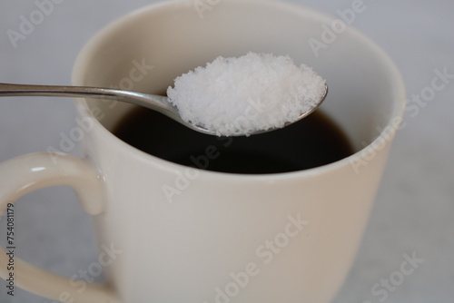 スプーンに乗った砂糖とホットコーヒー白いカップsugar photo