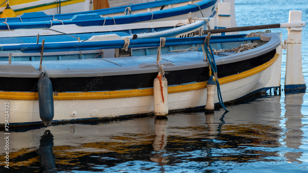 Bateaux de pêche méditerranéens typiques à quai