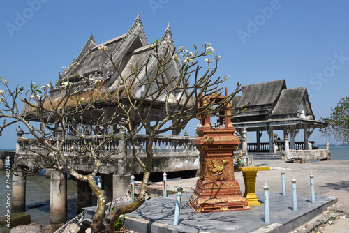 Buddhistische Gedenkstätte an Strand in Thailand © R+R