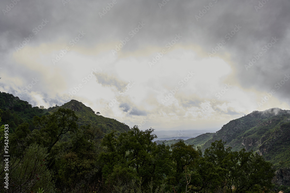paisaje de montaña en un día de tormenta paisaje de montaña en un día de tormenta