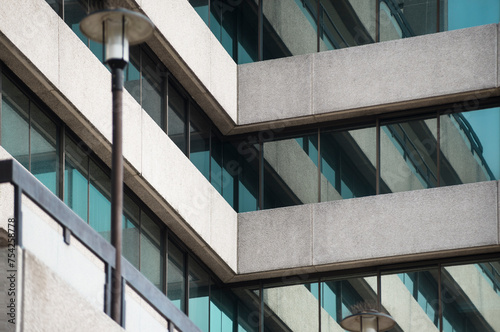Fenster und Beton einer Fassade eines Hochhauses formen ein Muster, London, Großbritannien