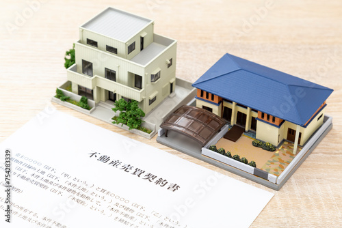 Bilde på lerret 机に住宅模型と契約書