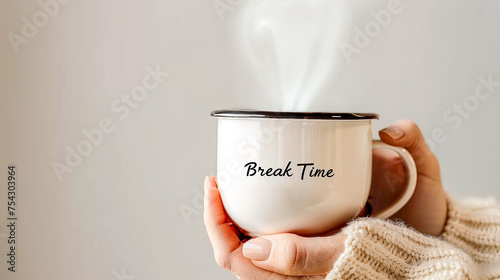 「Break time」と書かれたコーヒーカップ