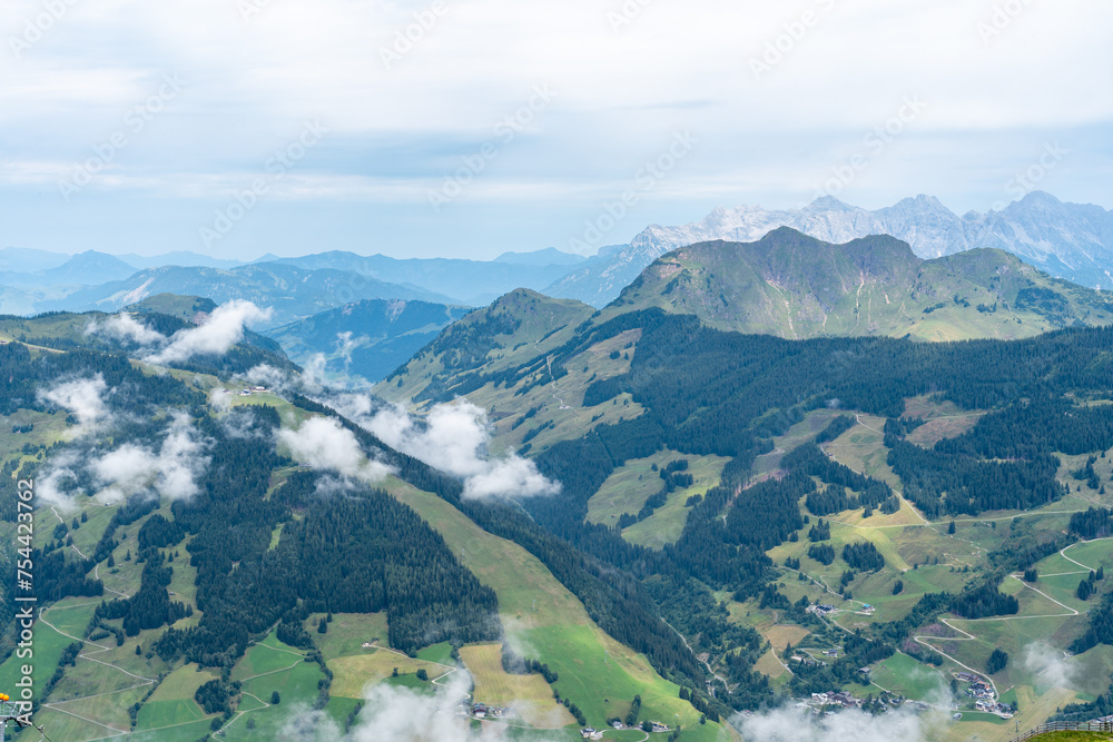 Fototapeta premium Blick vom Schattberg über die Tiroler Alpen bis zum Wilden Kaiser. Im Tal liegt Saalbach - Hinterglemm (Österreich)