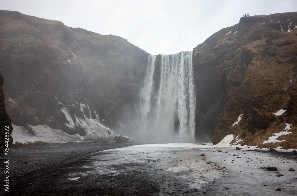 Obraz premium la cascata di skogafoss in islanda in inverno