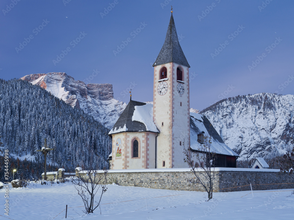 Italien, Südtirol, Alto Adige, Kirche in Prags, Fanes-Sennes-Prags Naturpark, Seekofel