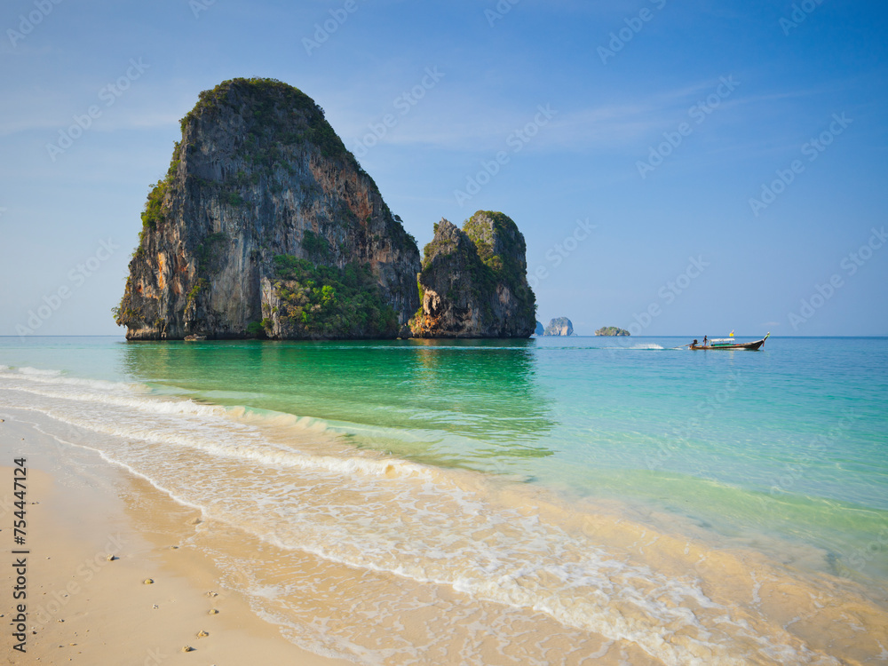Fototapeta premium Felsen am Phra Nang Beach, Ao Nang, Krabi, Thailand