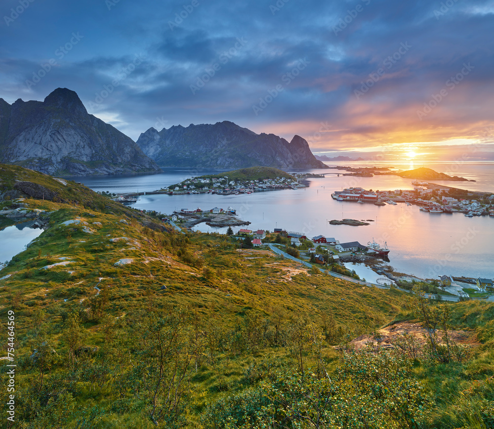 Sonnenaufgang über Reine, Moskenesoya, Lofoten, Nordland, Norwegen