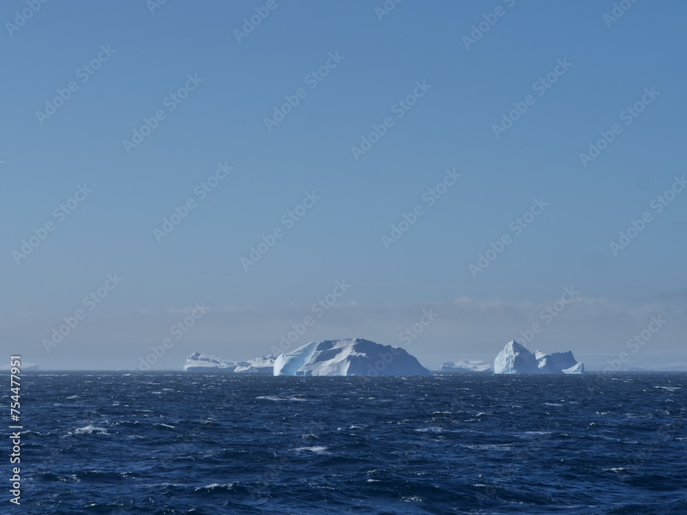 Im Sonnenlicht leuchtende Eisberge im Antarctic Sound in der Nähe des Wedellmeers in der Antarktis Im Sonnenlicht leuchtende Eisberge im Antarctic Sound in der Nähe des Wedellmeers in der Antarktis