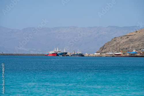 Küstenlandschaft mit Blick zur Werft auf Kap Verde