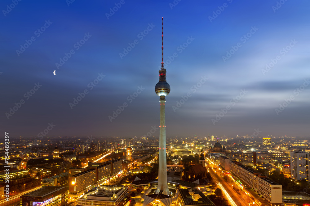 Fototapeta premium Berlin Fernsehturm bei Nacht