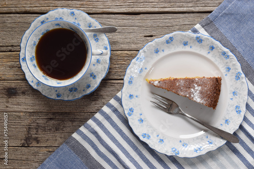 Kaffee und Kuchen auf altmodischem Blümchenporzellan