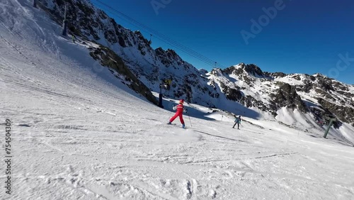 Niño pequeño esquiando entre las montañas, niño pequeño esquiando en pista azul, 