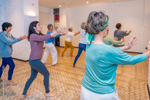 Φωτογραφία Women simulating waves in a choreographed Qi Gong exercise class