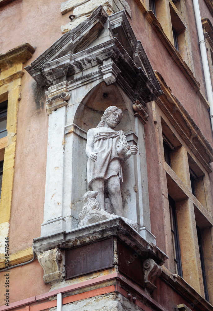 Obraz premium Statue on house at Rue Saint-Jean on Old Town in Lyon city, France