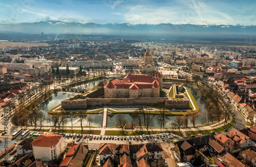 Obraz na płótnie Aerial view with Fagaras Citadel Fortress, the Cathedral and the mountains in Romania w salonie
