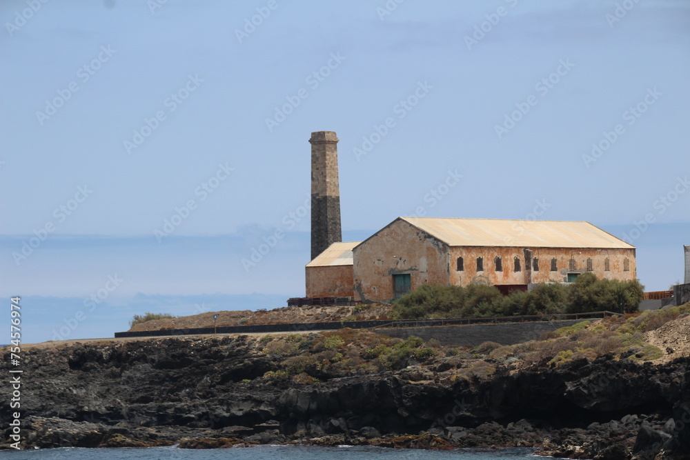 Obraz premium Fábrica al lado del mar
