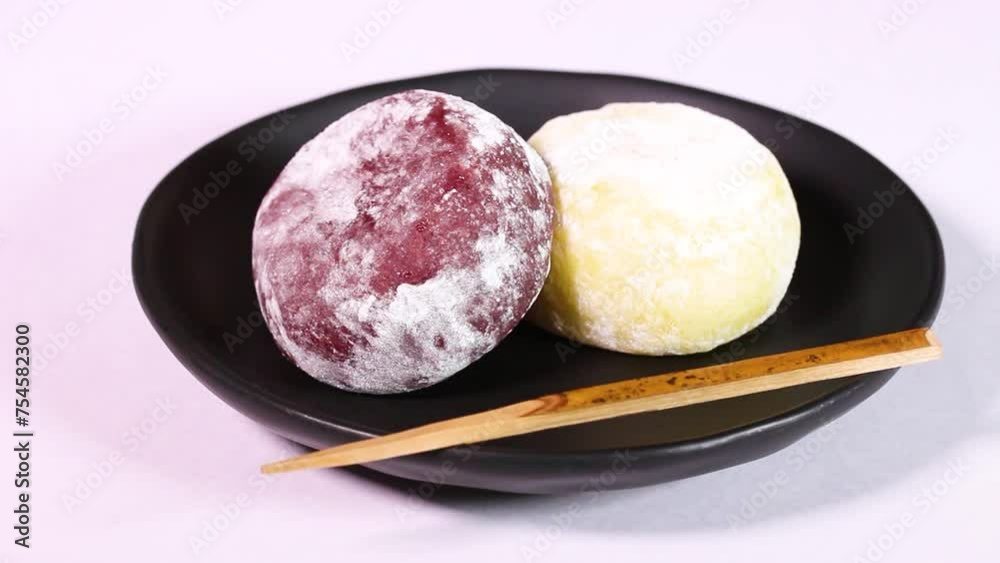 皿の上の赤大福と芋大福 回転 皿の上の赤大福と芋大福 回転