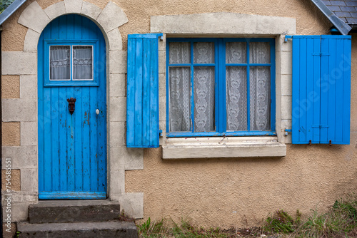 Haus mit blauer Tür und Fenster, Bretagne