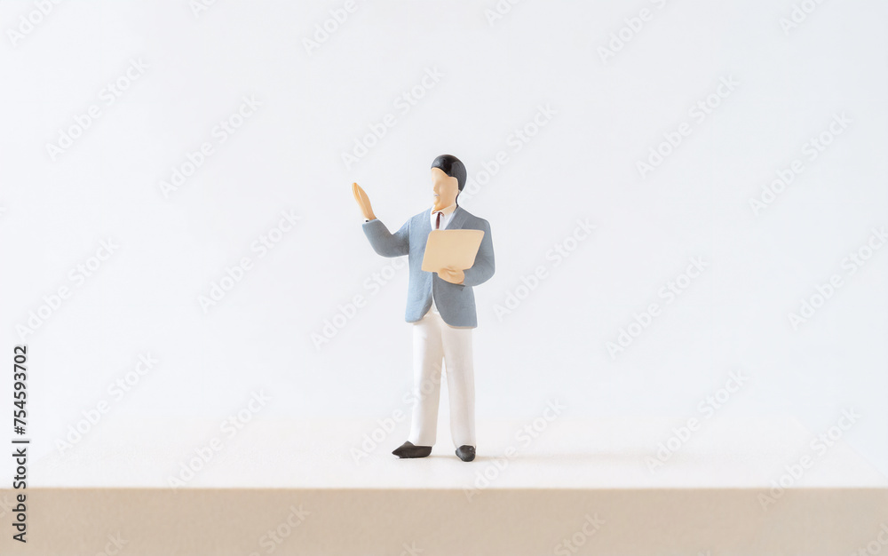 スーツを着て朗読している男性/ミニチュア模型 スーツを着て朗読している男性/ミニチュア模型