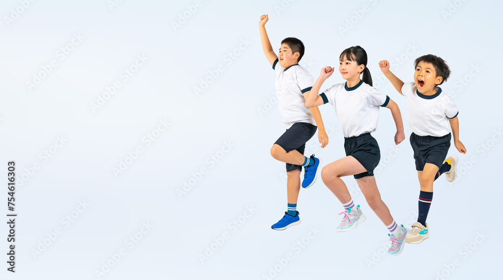 走り出す体操服を着た子供達（切り抜き背景透過PNGも販売しております。作成者リンクから「PNG」で検索してください）