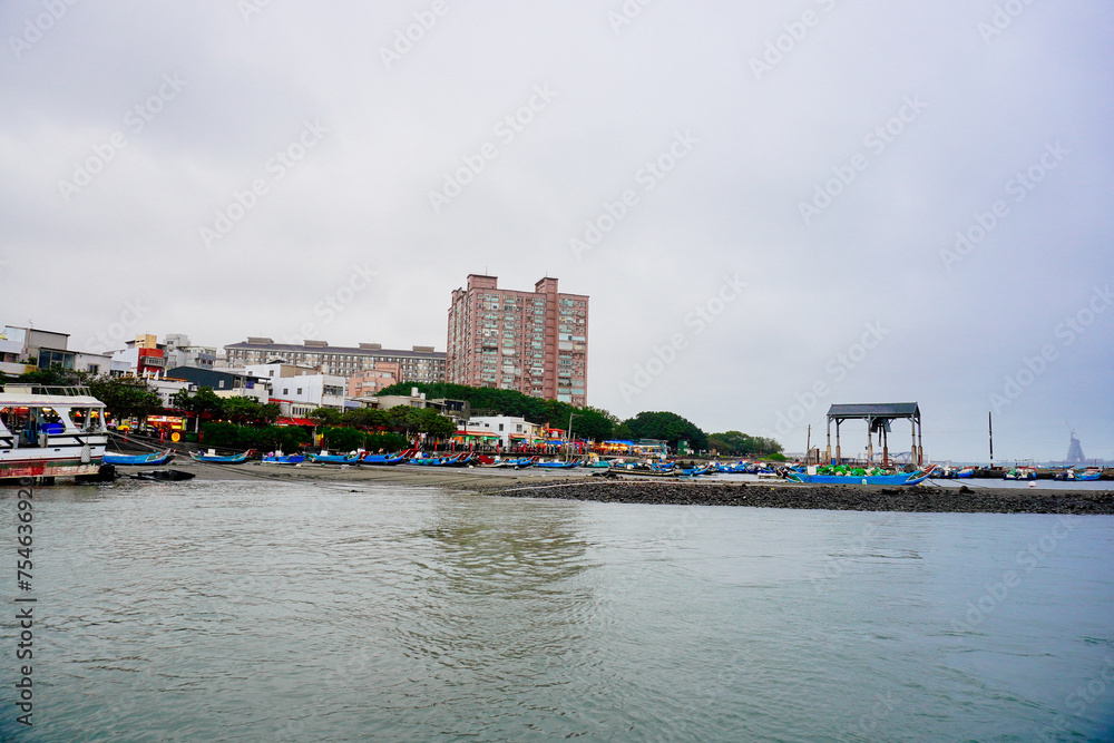 Obraz premium Bali, New Taipei, Taiwan, Republic of China, 01 22 2024: Cruise ferry boat and port on Clean Tamsui river in a raining day in winter
