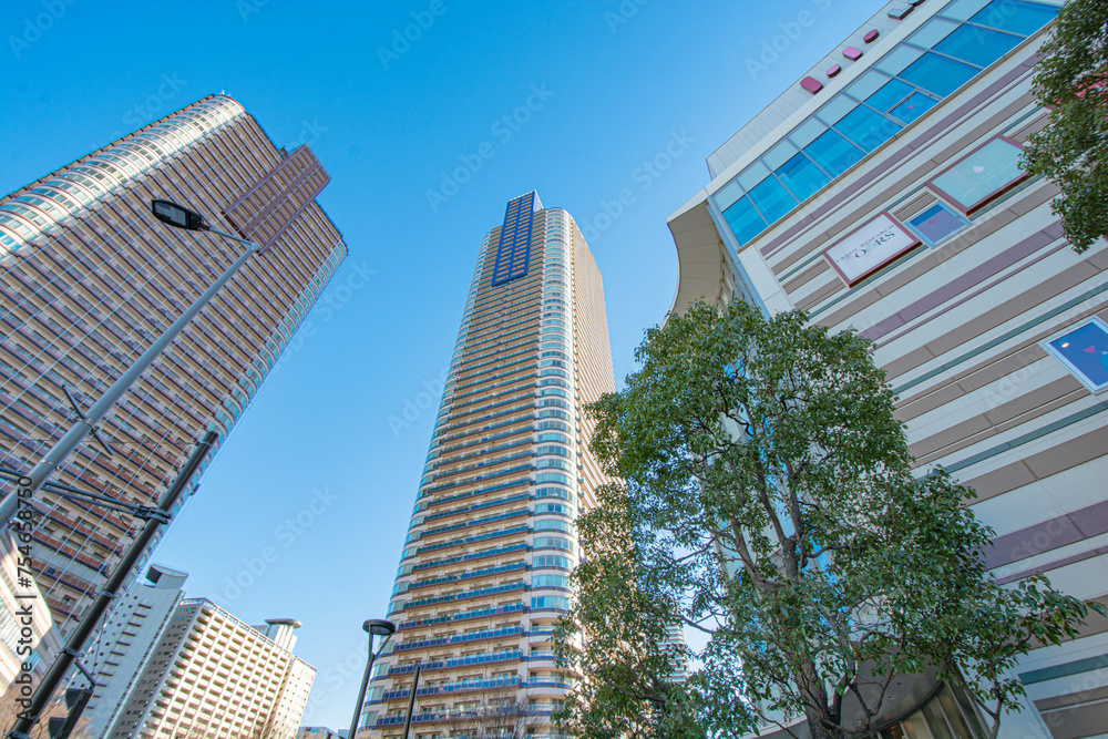 青空と、関東の川崎市武蔵小杉のタワーマンション群とオフィスビルの街並み