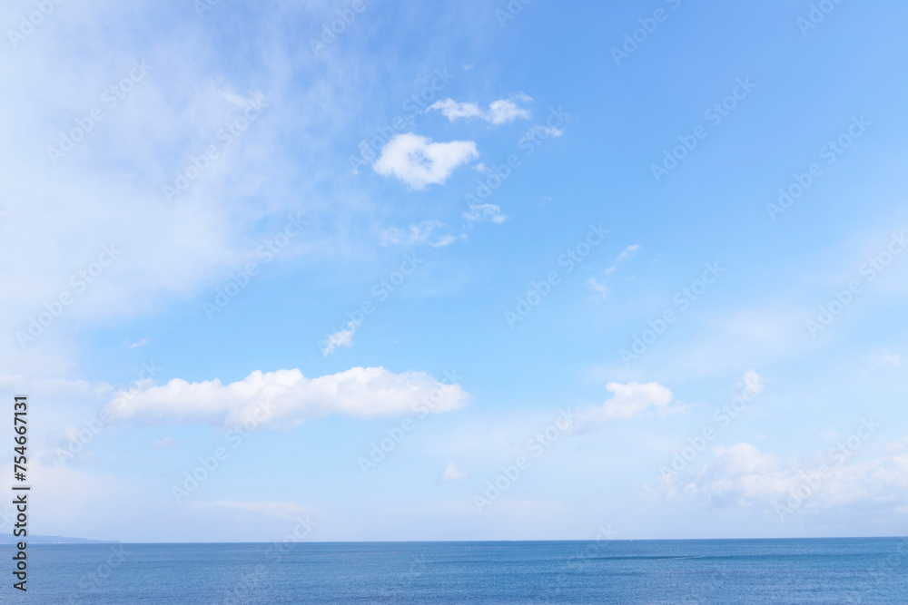 日本海の水平線と雲