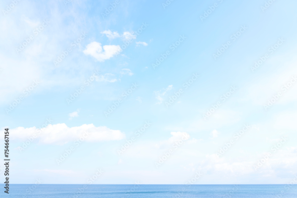 日本海の水平線と雲