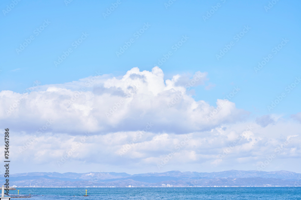 日本海の水平線と雲
