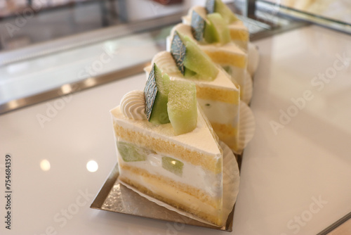 メロンのフルーツケーキ、クリームのデコレーション