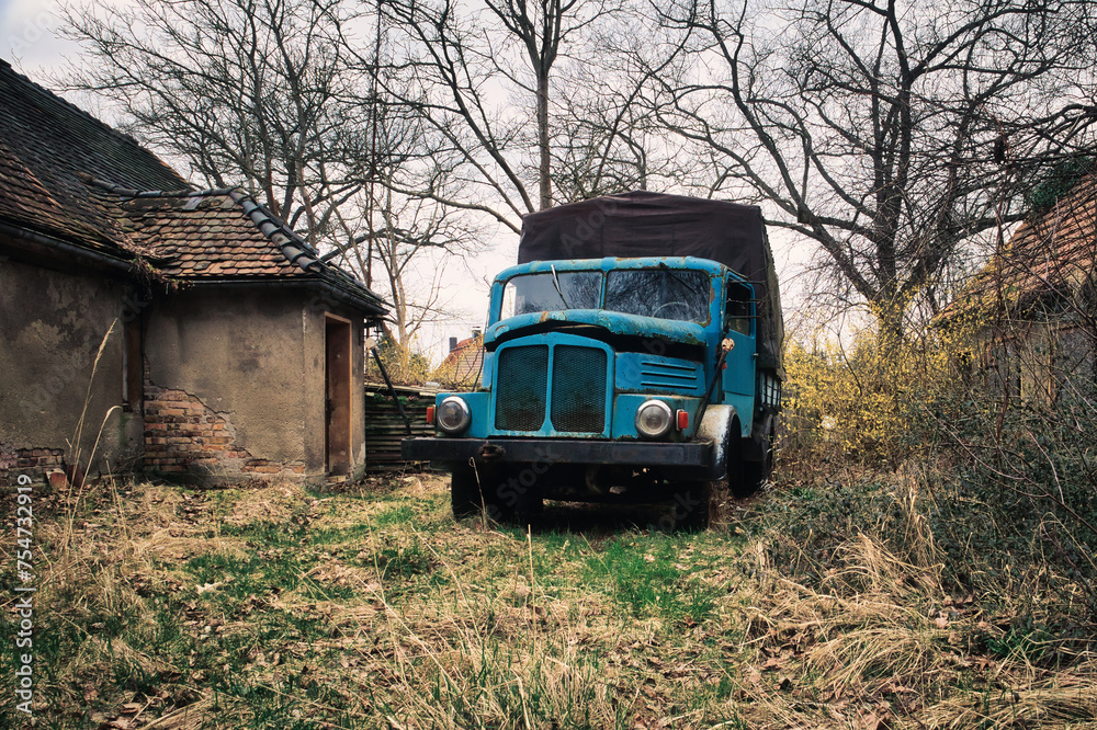 Old Abandoned Truck - Verlassener Ort - Urbex / Urbexing - Lost Place - Artwork - Creepy - Lostplace - Lostplaces - Abandoned - High quality photo
