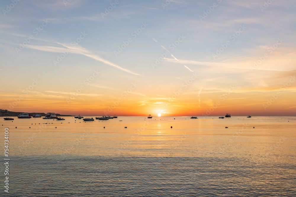 Obraz premium Sunrise over the sea. Panoramic seascape.