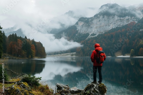 Wanderer in roter Jacke an einem See in den Bergen  © Herzog