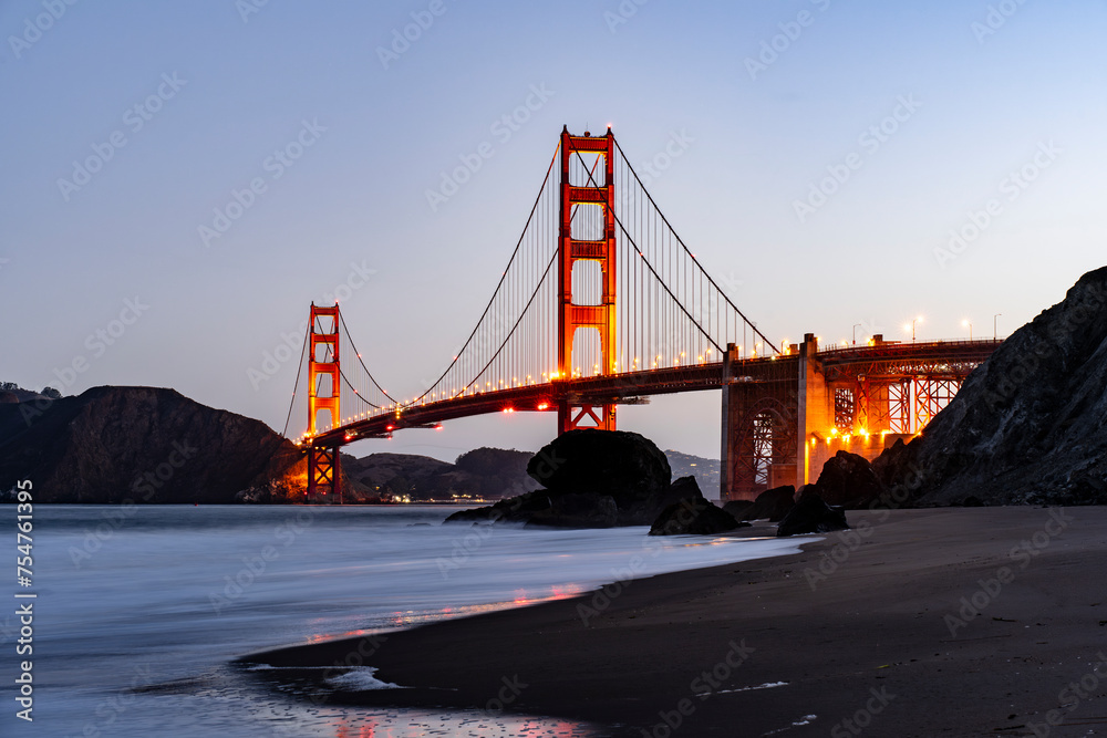 Obraz premium golden gate bridge at dusk