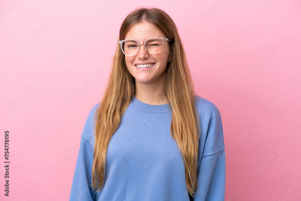 Obraz premium Young blonde woman isolated on pink background With glasses and happy expression