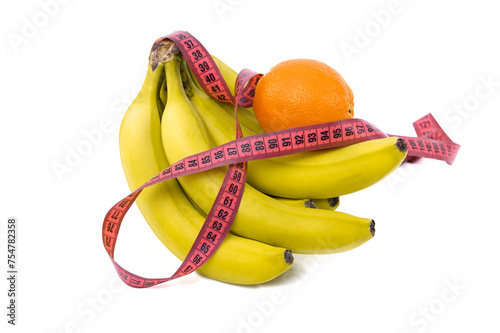 Banan i pomarańcza na białym tle, dieta bogata w błonnik i witaminy