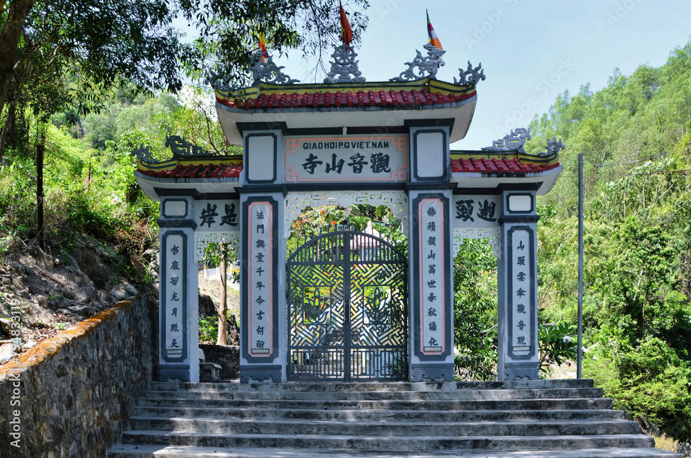 Obraz premium Conveniently located on the town of Nha trang, Long Son Pagoda is one of the most revered Buddhist temples in Central Vietnam.