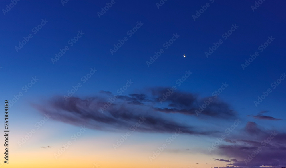 Il giorno e la notte si incontrano all’alba nel cielo sopra il mare 