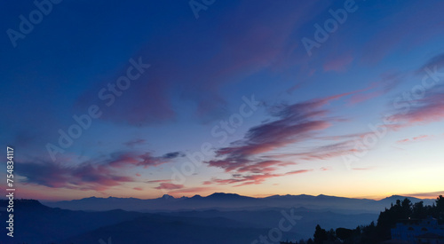 Nuvole rosse nel cielo sopra le montagne al tramonto