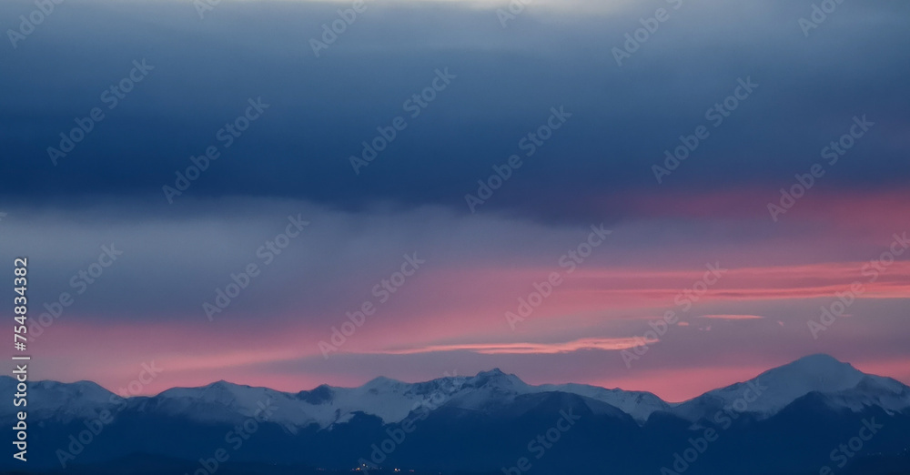 Tramonto rosa sopra le cime dei monti innevate