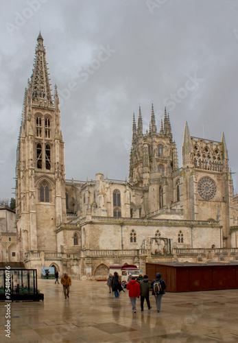 Catedral gótica de Burgos bajo la lluvia