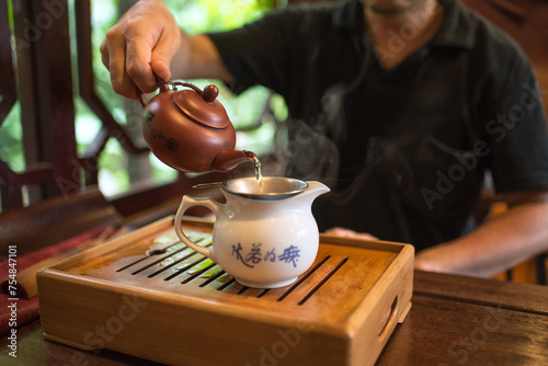 台湾・台中の茶藝館　中国茶を注ぐ男性　Chinese tea ceremony at tea house in Taichung, Taiwan