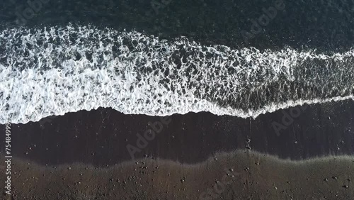 Wellen am schwarzen Strand von Amed, Karangasem, Bali, Indonesien photo