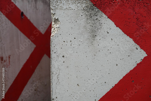 Bloc de béton peint en rouge et blanc pour plaquer l'accès aux routes photo