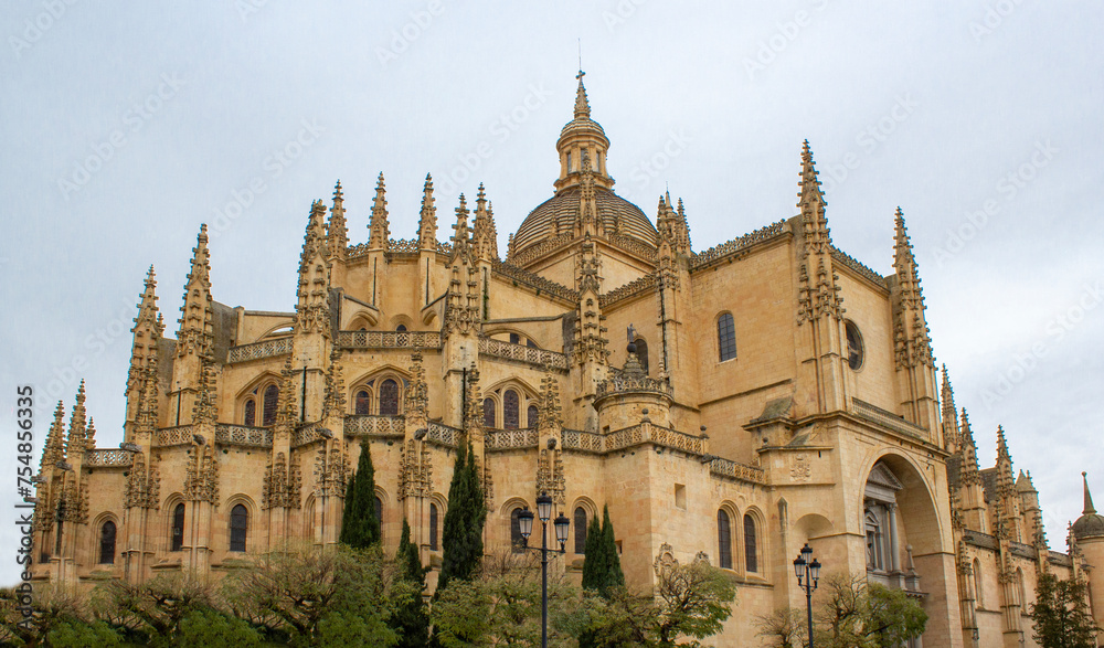 Catedral gótica de Segovia, panorámica con cielo nuboso