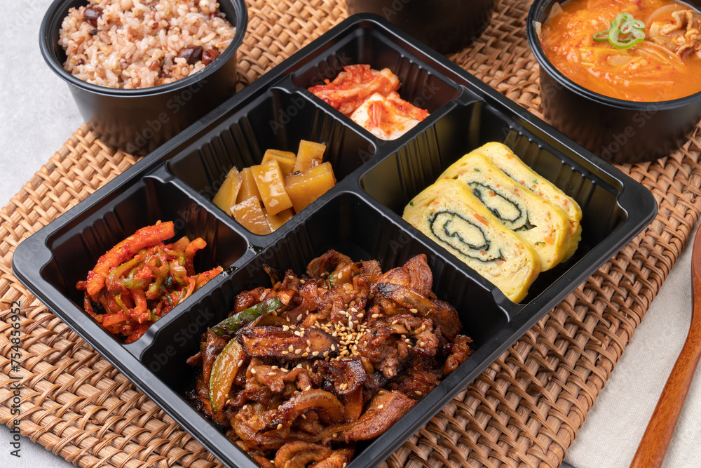 Korean food, pork, stir-fried pork, soybean paste, grilled, webfoot octopus, lunch box, egg roll, side dish, rice, kimchi,