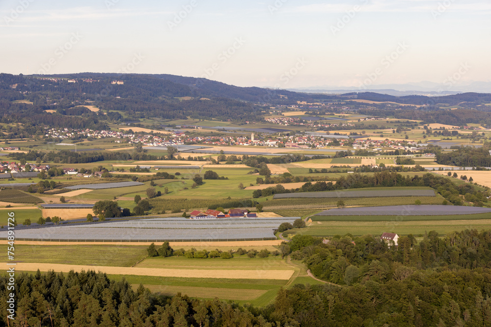 Obraz premium Blick vom Aussichtsturm Hohenbodman bei Owingen auf den Bodensee und die Alpen