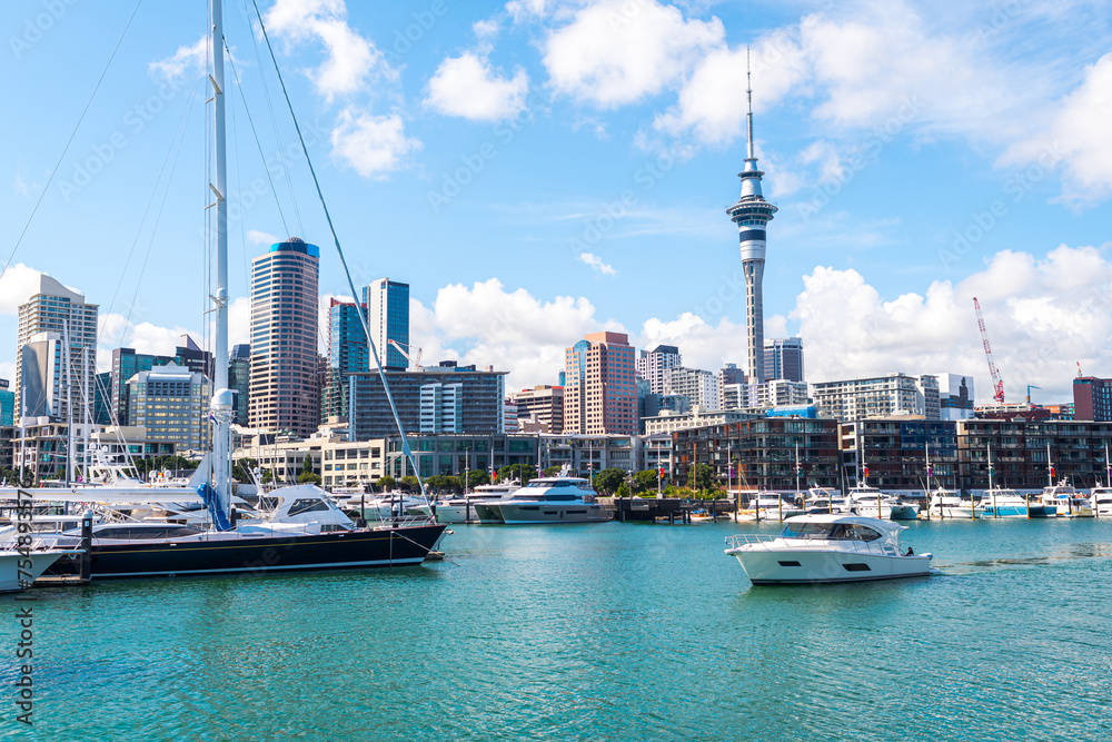 Obraz premium views of auckland harbour and skyline at background