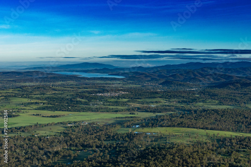 Vue aérienne d'un paysage de la campagne située à l'Ouest de la ville d'Ipswich (Queensland, Australie), avec en arrière plan le lac Wivenhoe et des montagnes.